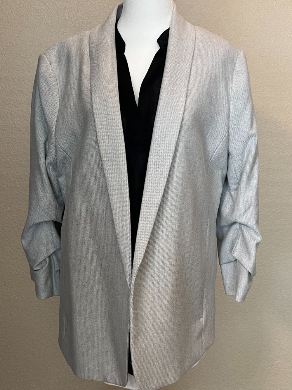 A BRAND NEW H & M Women’s Open-Front Light Grey Jacket with Shirred Sleeve, L